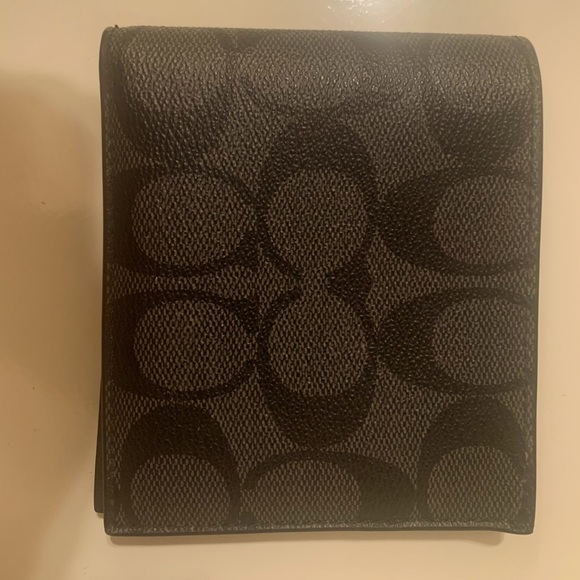 Selling coach wallet got it for 70 asking for 50 or best offer - Picture 1 of 2